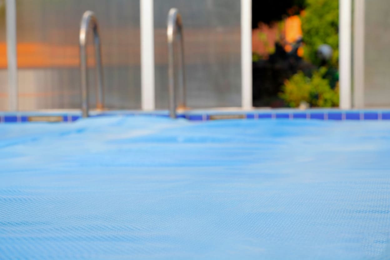 cobertor de piscina en invierno