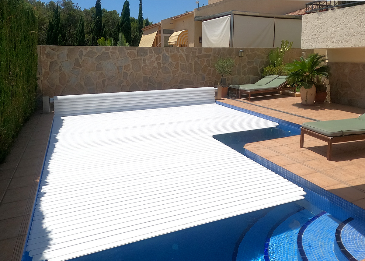Climatizar una piscina con una cubierta