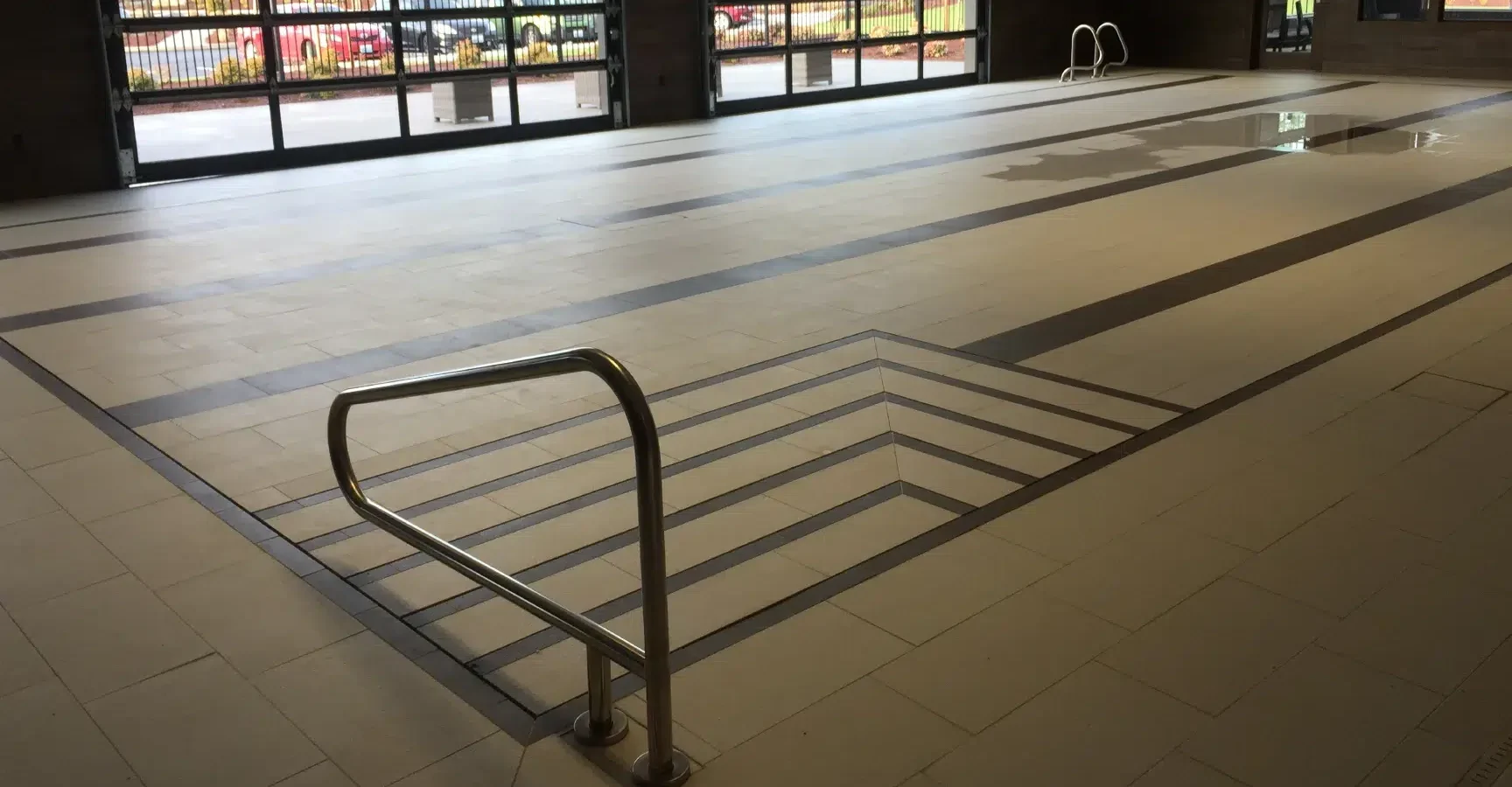 Suelo móvil para piscina convertido en terraza transitable