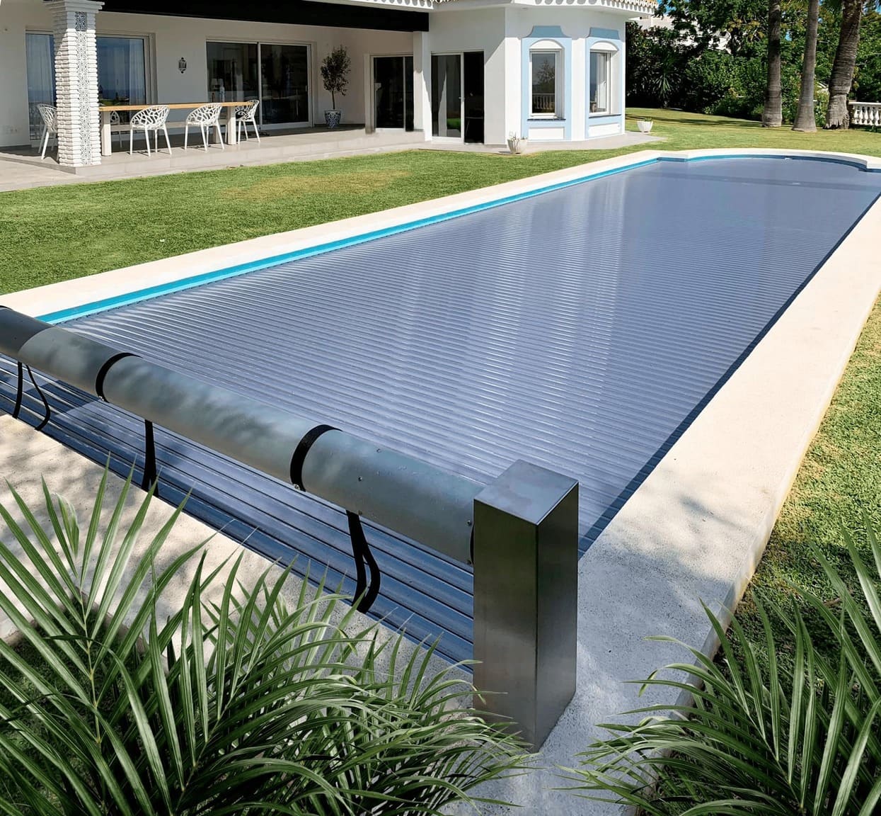Cubierta automática TERRA SLIM de PS Cover instalada en piscina exterior