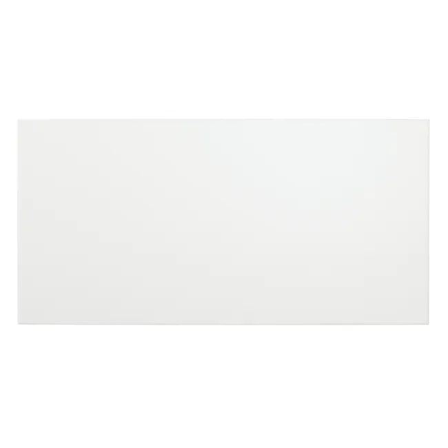 Porcelánico blanco en piscina — acabado minimalista uniforme con agua azul