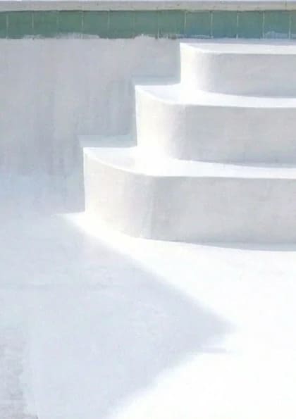 Aplicación de pintura epoxy blanca para piscina de hormigón — renovación económica